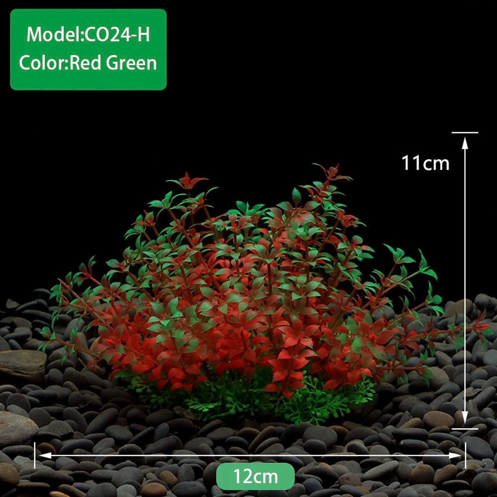 Un amas dense de plantes aquatiques artificielles rouges et vertes sur un substrat de gravier foncé.