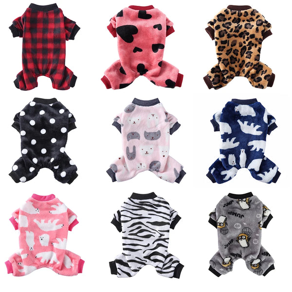 Eine Kollektion von Hundewinterpyjamas mit verschiedenen Mustern und Farben, darunter Karos, Pink, Leopardenmuster und Zebra