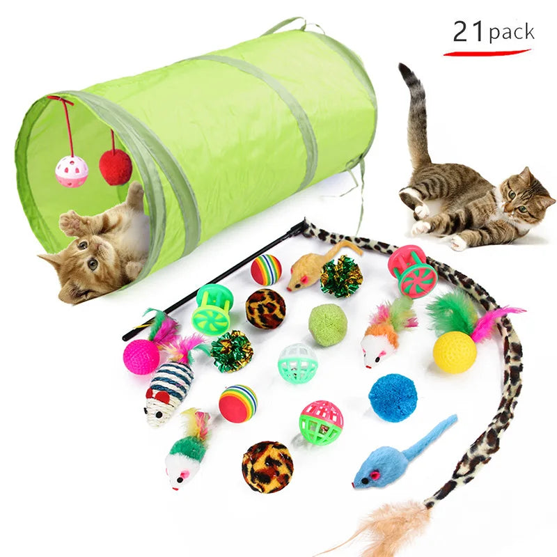 Un assortiment de jouets pour chats comprenant des bobines de sisal, des cloches et diverses balles et souris pour chatons.