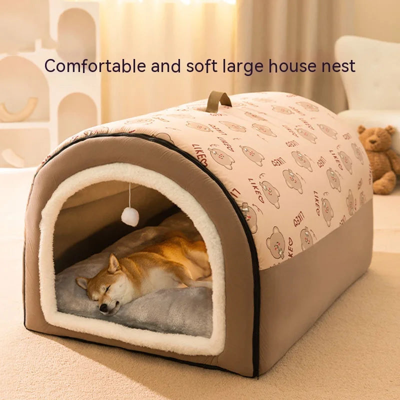 Lit nid pour chien beige, intérieur doux et tissu à motifs.