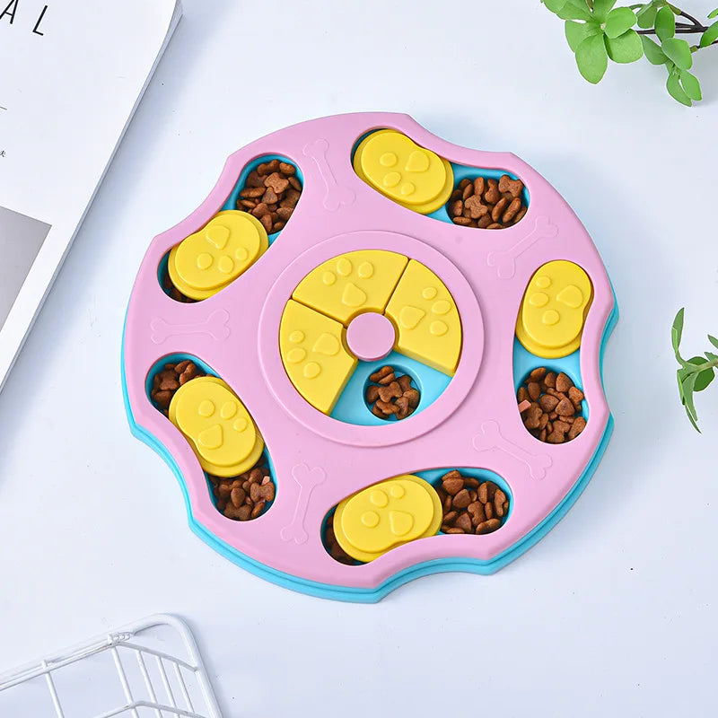 Jouet distributeur à puzzle en silicone rose pour chiens ou chats avec plusieurs compartiments et granulés de nourriture.