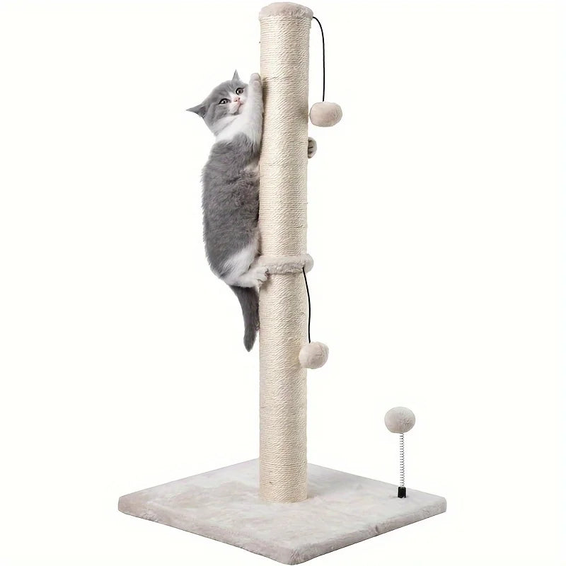 قط رمادي يتسلق شجرة حك Sisal كبيرة بها كرات متدلية.
