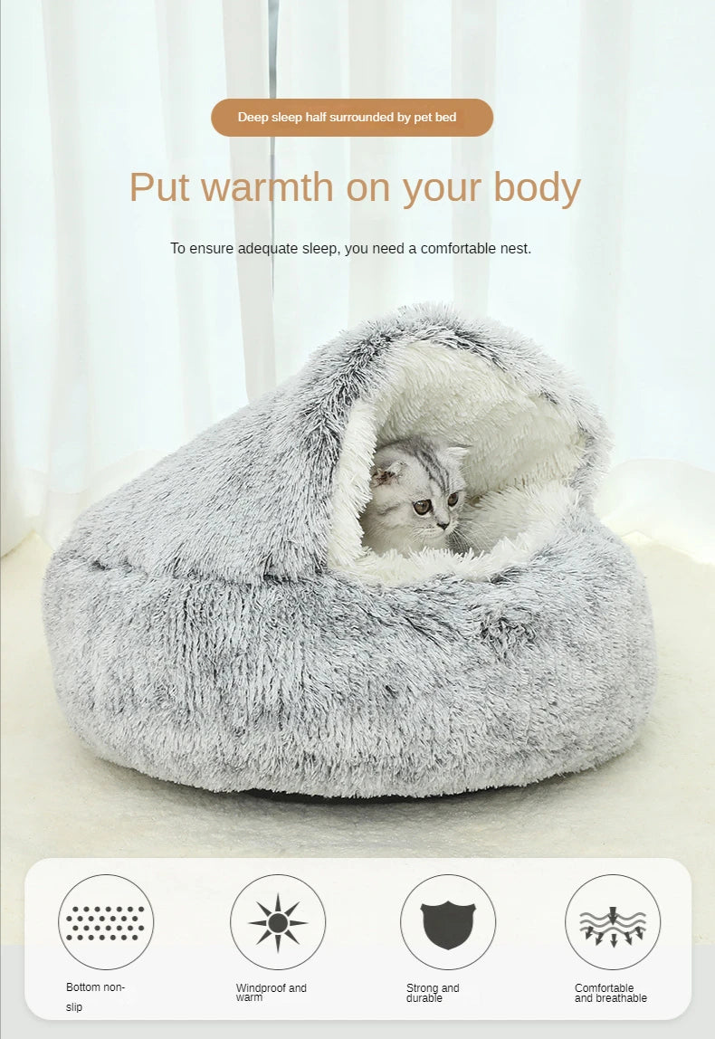 Un lit pour animal de compagnie gris en peluche avec une conception de grotte, montrant un petit chaton blotti à l'intérieur.