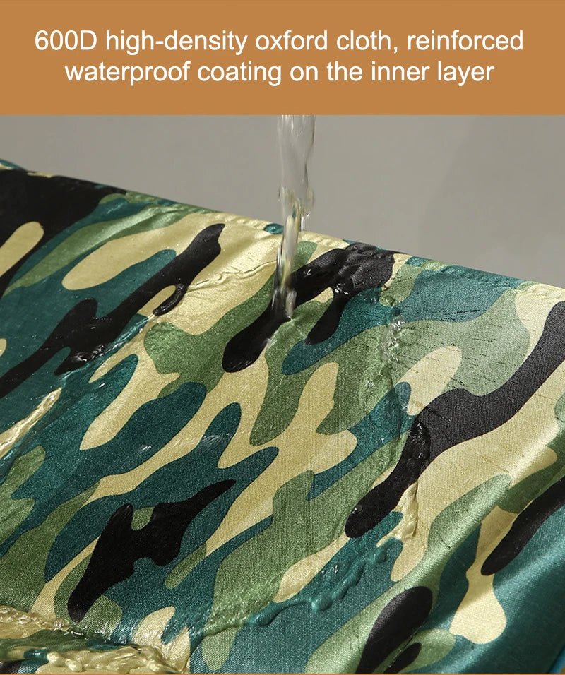 Gros plan sur un tissu camouflage vert olive et beige avec revêtement de renfort noir sur la couche intérieure