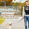 Ein Mann geht mit einem weißen Hund an der Leine und trägt einen Cynor Pet Dog Carrier Rucksack.