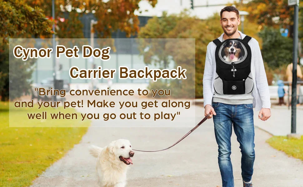 Ein Mann geht mit einem weißen Hund an der Leine und trägt einen Cynor Pet Dog Carrier Rucksack.