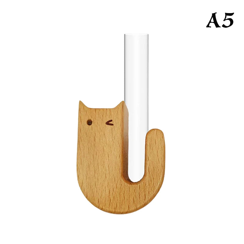 Holzige katzenförmige Vase mit weißem zylindrischem Hals, für die Heimdekoration.