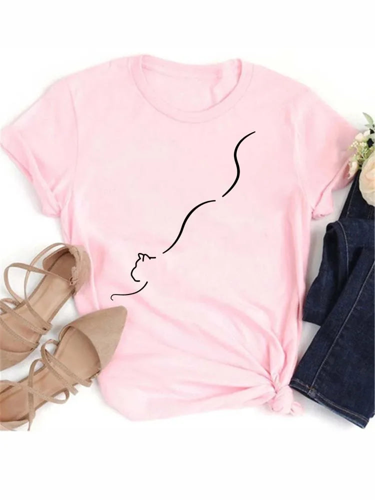 Camiseta rosa con dibujo lineal de cara de gato durmiendo y sandalias de color canela.