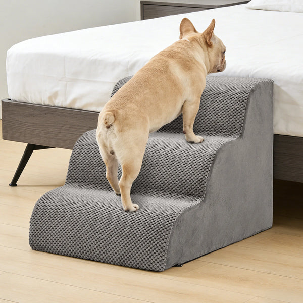 Ein hellbraunes Hund kommt auf eine graue Schaumstufenrampe neben ein weißes Bett.