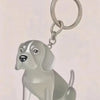 Figurine de chien argenté avec porte-clés et chaîne attachée.