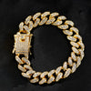 Collier de lien cubain or avec pendentif rectangulaire sur fond noir.