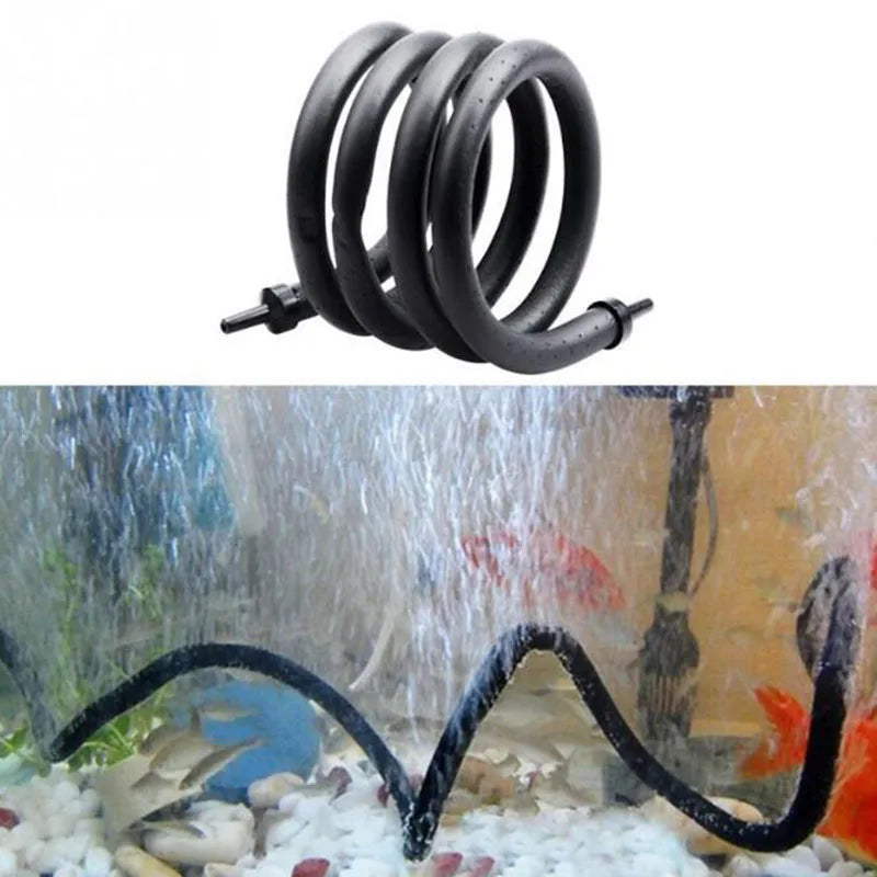 Pompe à bulles flexible noire en forme de barre, enroulée et immergée dans l'eau