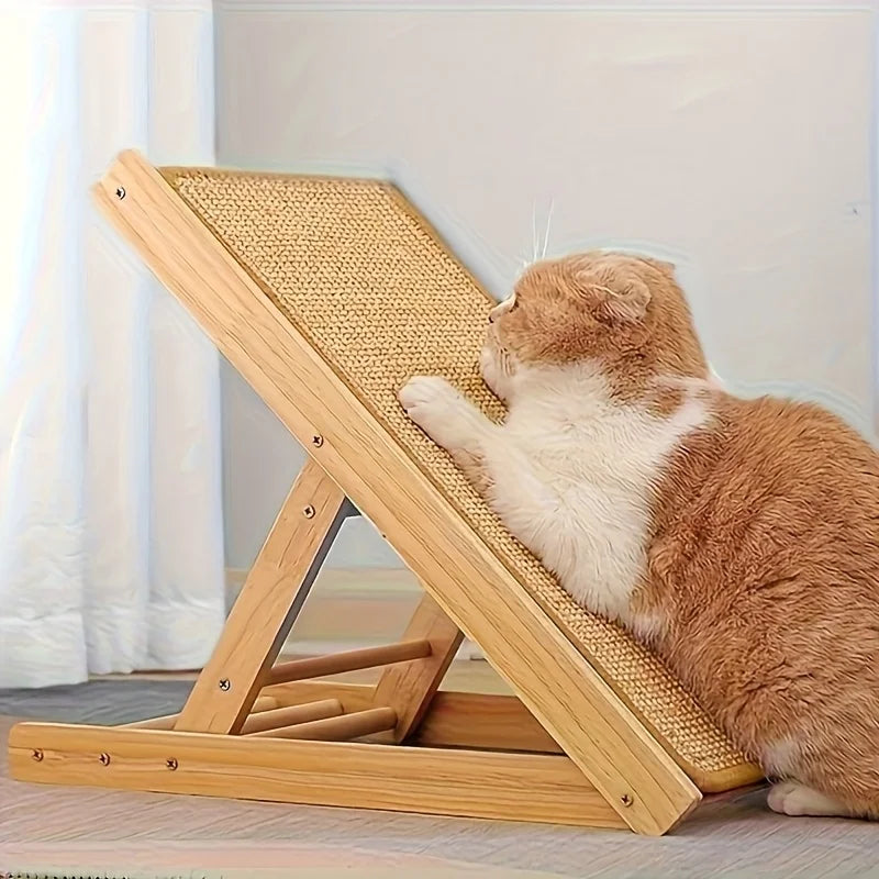 Un chat orange et blanc duveteux se détend sur un pote de griffoir en corde de sisal.