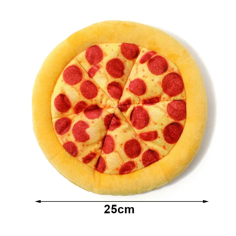 Jouet en peluche rond jaune en forme de pizza avec garnitures et croûte rouge.