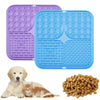 Set lila und blaues Silikon-Dog-Lickmatten zum langsamen Füttern und Training, neben einem Golden Retriever und einer orangef