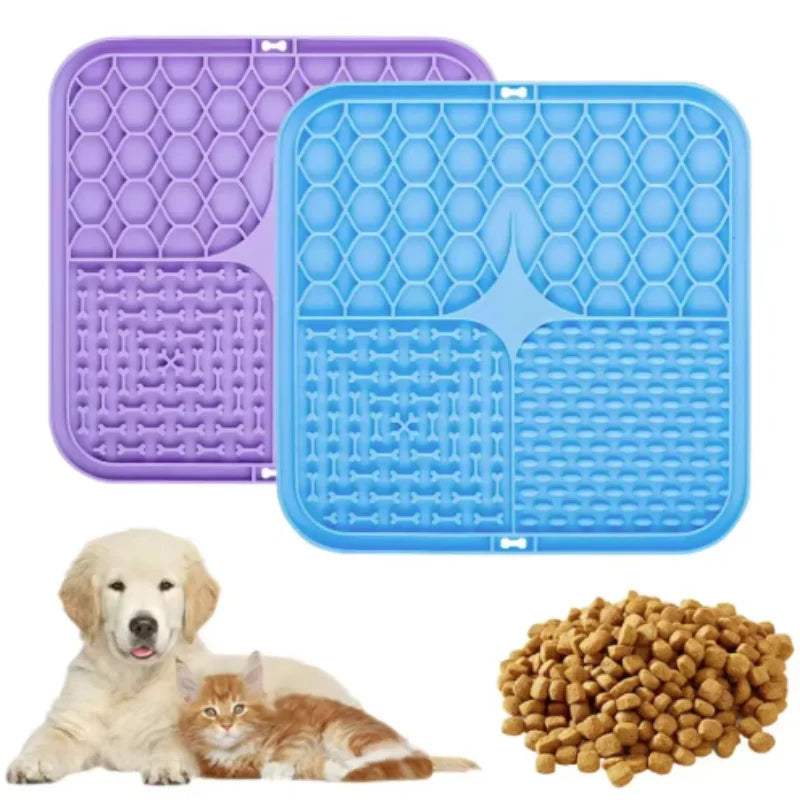 Set lila und blaues Silikon-Dog-Lickmatten zum langsamen Füttern und Training, neben einem Golden Retriever und einer orangef