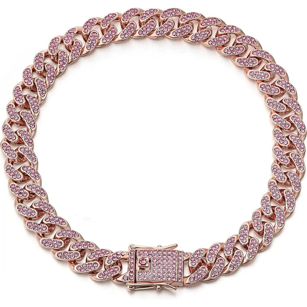 Nahaufnahme einer roségoldenen Strass-Cuban-Kette für Hundehalsbänder.