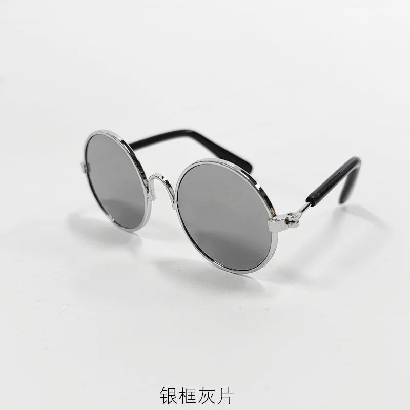 Silbergerahmte Sonnenbrille mit dunklen Linsen vor weißem Hintergrund.