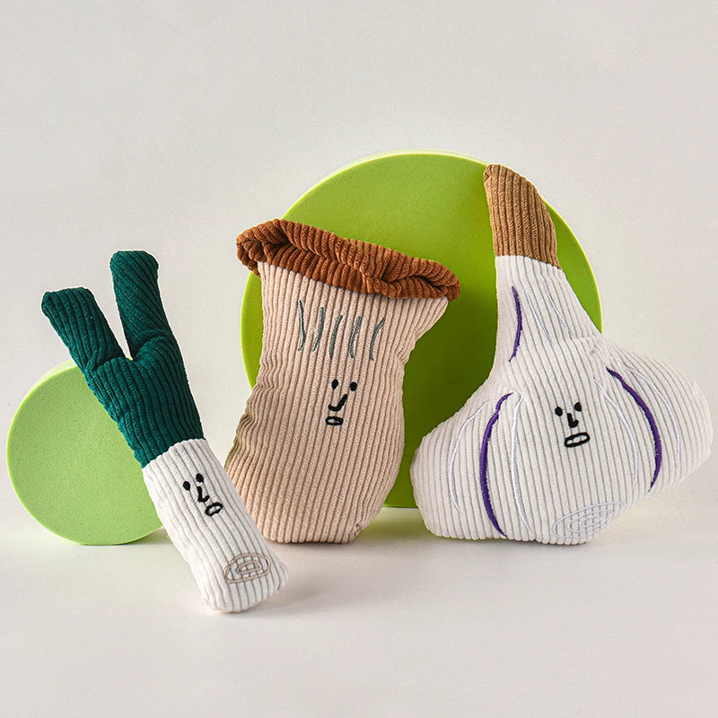 Jouet pour chien en peluche beige, en forme de légume, sur une surface verte brillante.