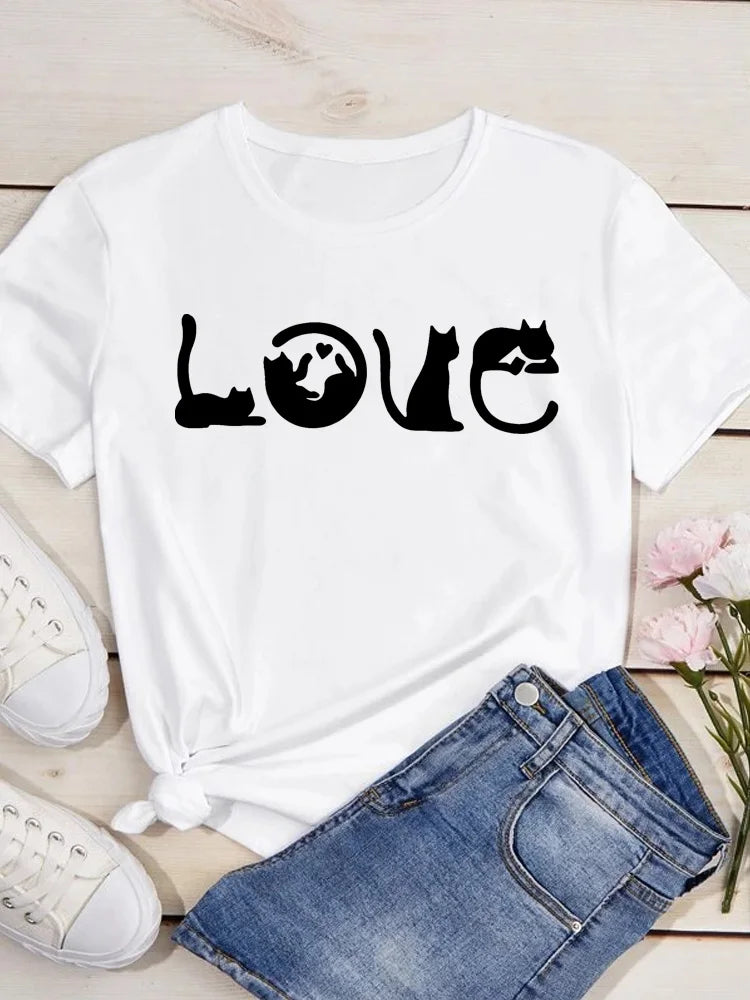 Camiseta blanca con diseño gráfico en negro de la silueta de un gato formando la palabra LOVE