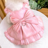 Rosa Satin-Hundkleid mit großer Schleife und gerafftem Saum auf weißem Untergrund