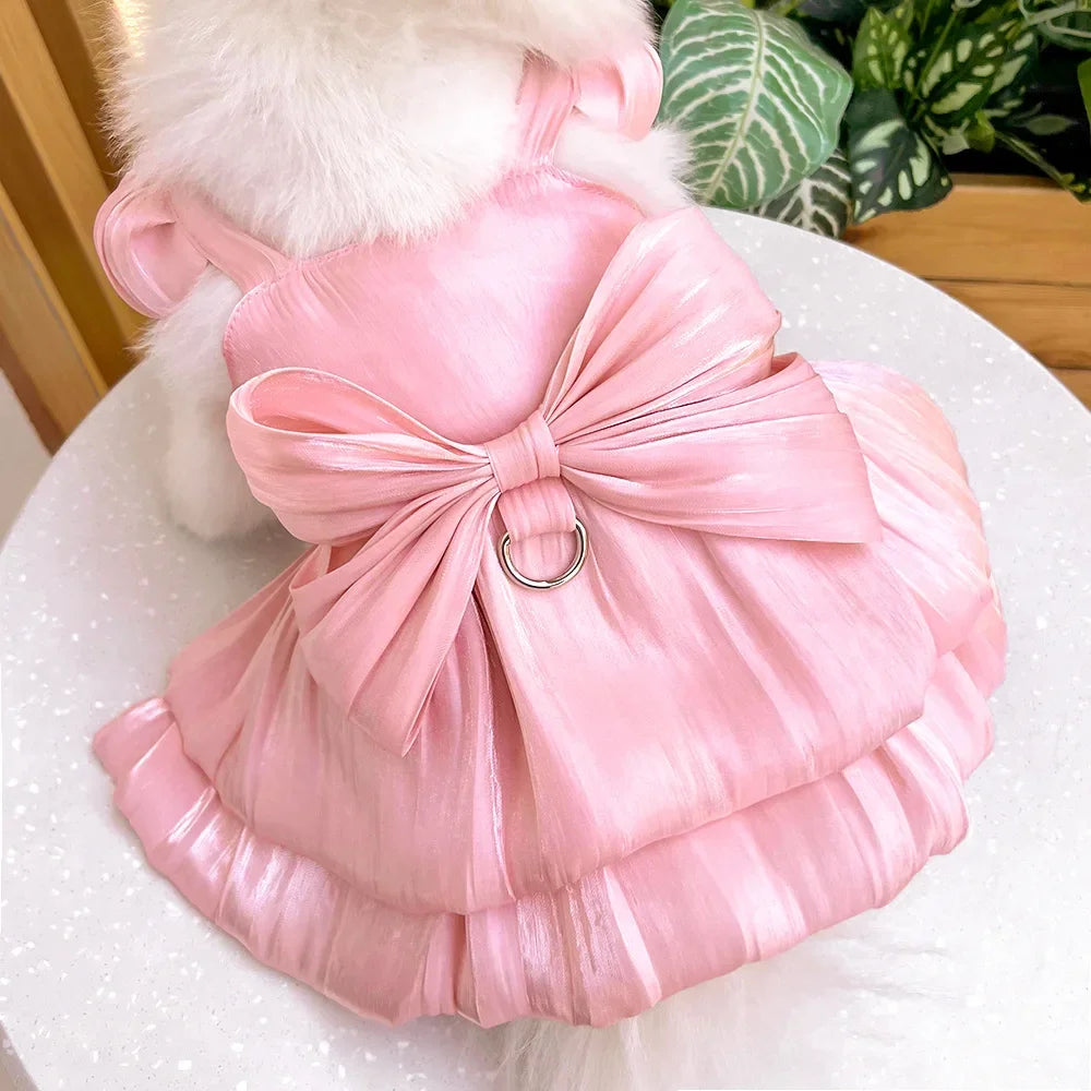 Rosa Satin-Hundkleid mit großer Schleife und gerafftem Saum auf weißem Untergrund