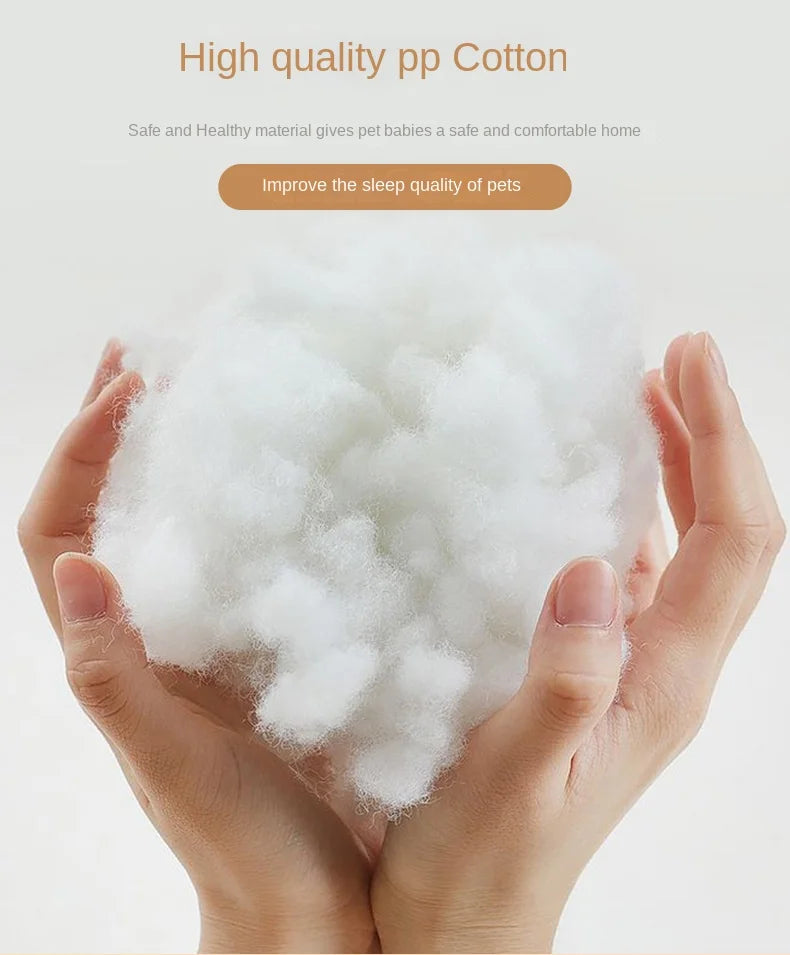Mains tenant du tissu en coton blanc pour literie ou confort d'animaux de compagnie