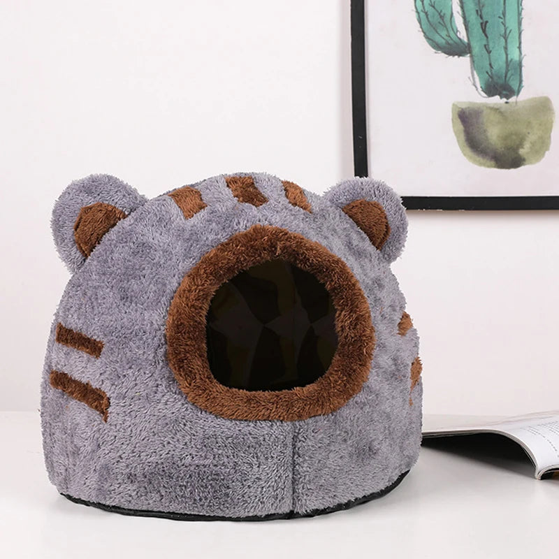Plüschiges Tigerkopf-Katzenbett in Grau und Braun für tiefen Schlaf.