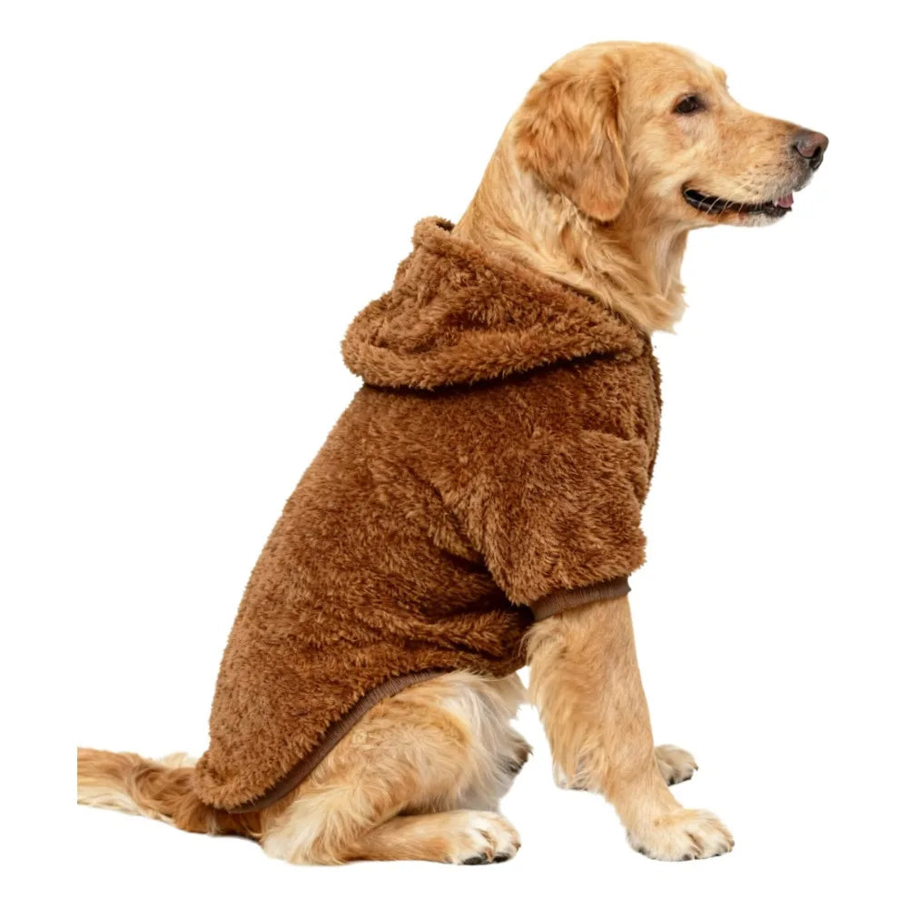 Un golden retriever portant un manteau d'hiver en polaire marron et duveteux.