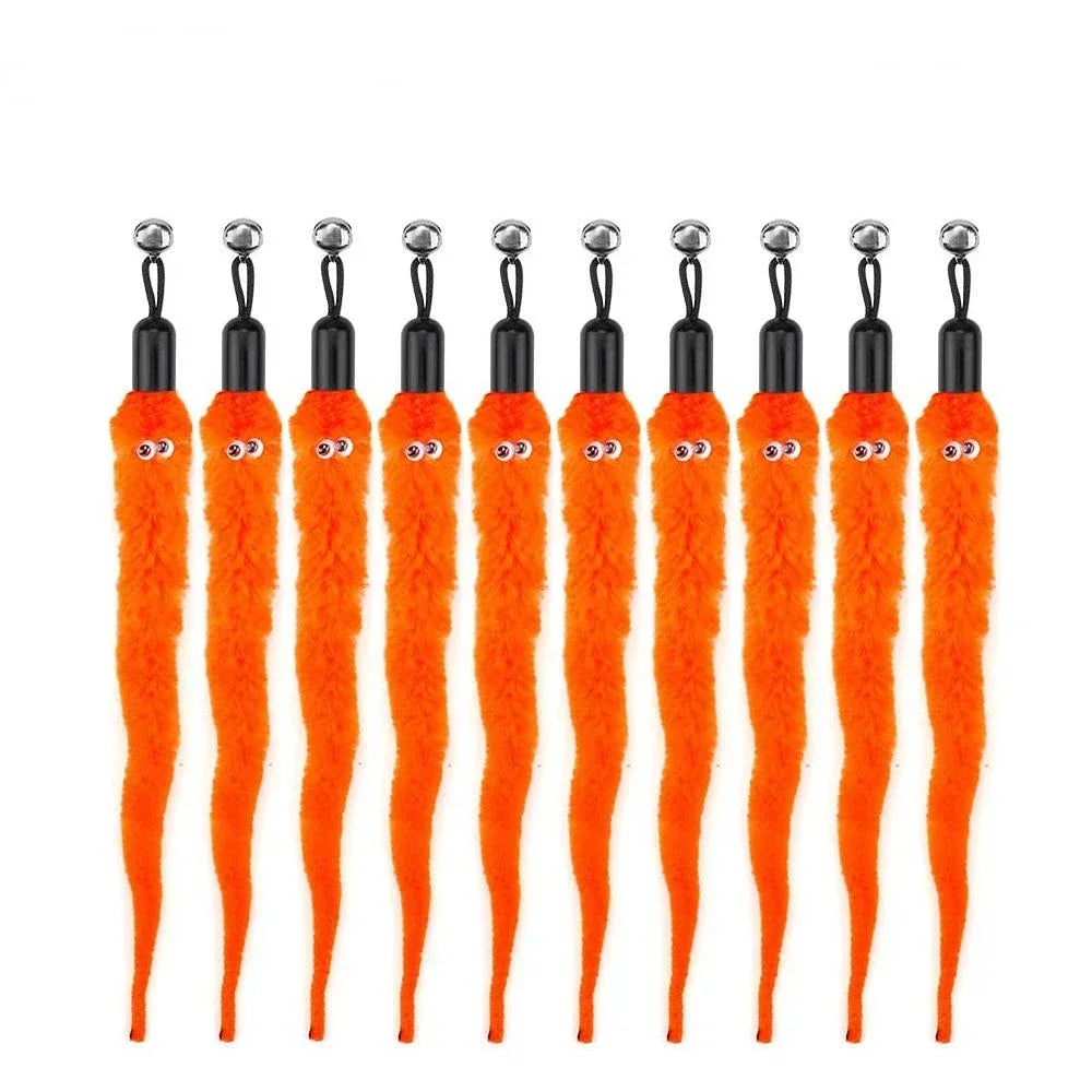 Ein Set orangefarbener interaktiver Katzenfederspielzeuge mit Glöckchen in einer Reihe.