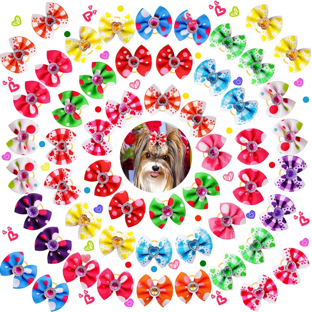 Buntes Set aus Tierhaarbändeln in verschiedenen Mustern und Farben für Hunde und Katzen