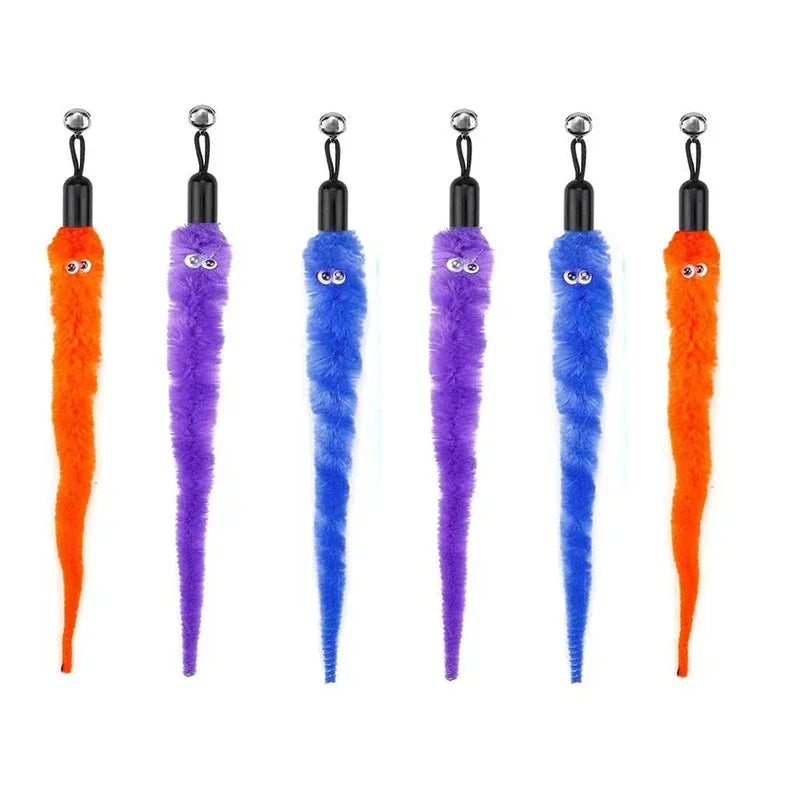 Ein Set aus fünf interaktiven Katzenfederspielzeugen in Orange, Lila, Blau und Schwarz.