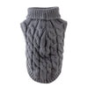 Pull gris en tricot pour chien avec poignet côtelé et corps texturé.