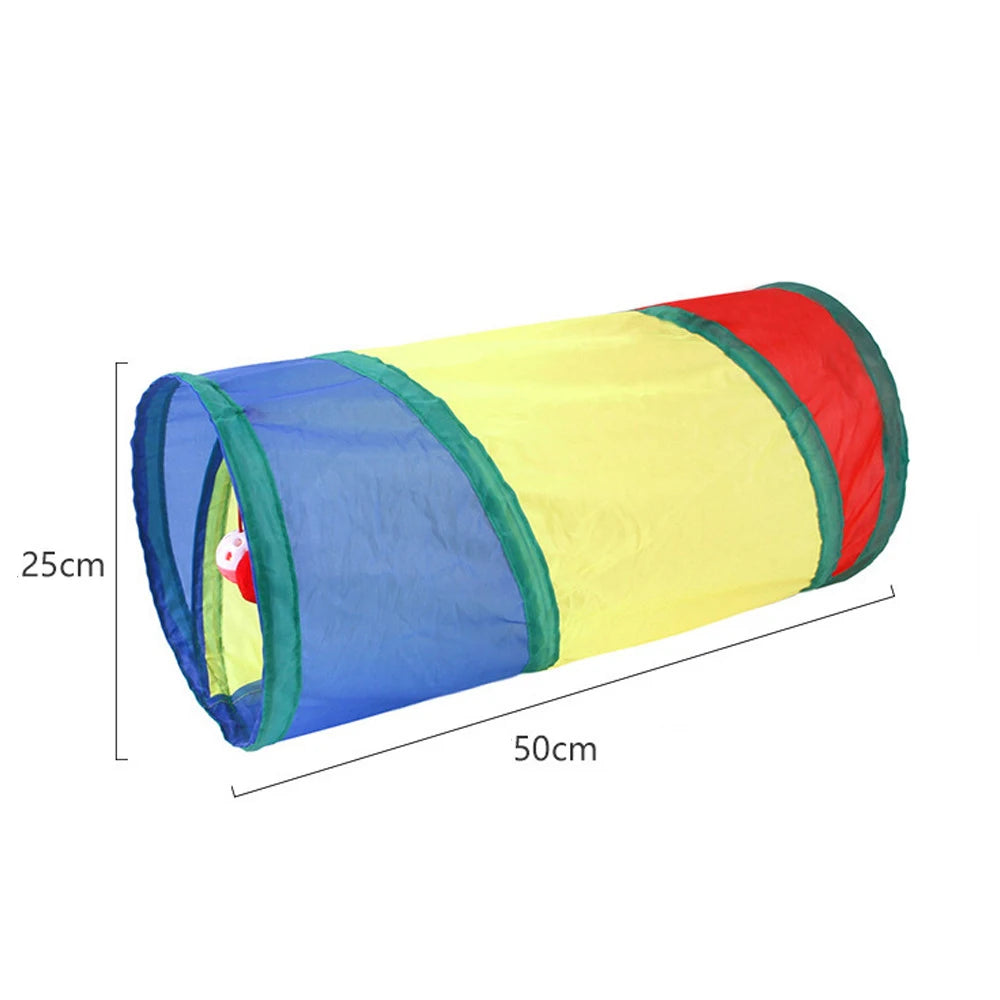 Tunnel pour chat coloré et pliable en papier froissé bleu, jaune et rouge.