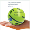Una mano sostiene un juguete pelota Petsound de color verde lima brillante.