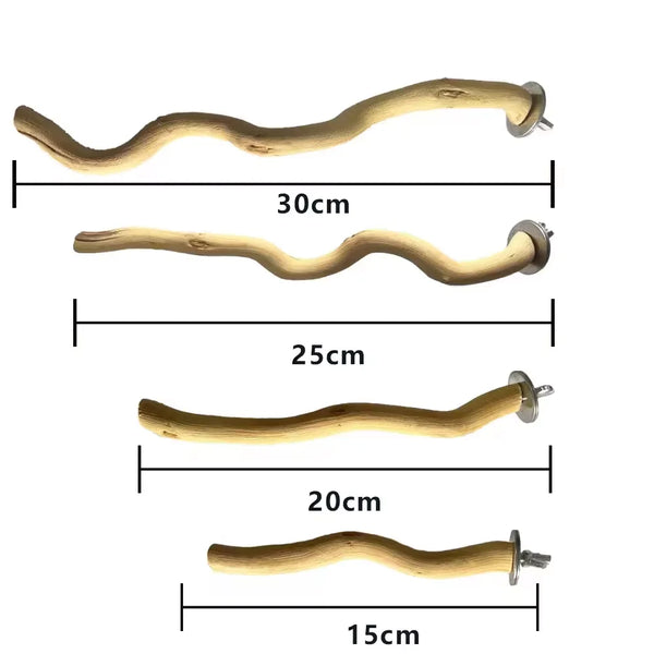 Une série de perches ou branches en bois naturel de différentes longueurs et courbées pour jouets pour oiseaux.