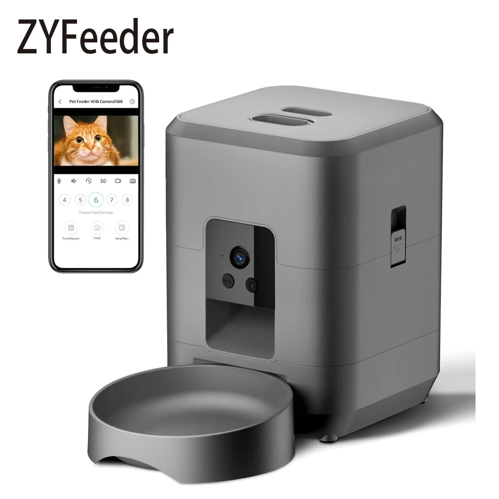 Un comedero inteligente para mascotas gris con cámara junto a su aplicación de control para smartphone.