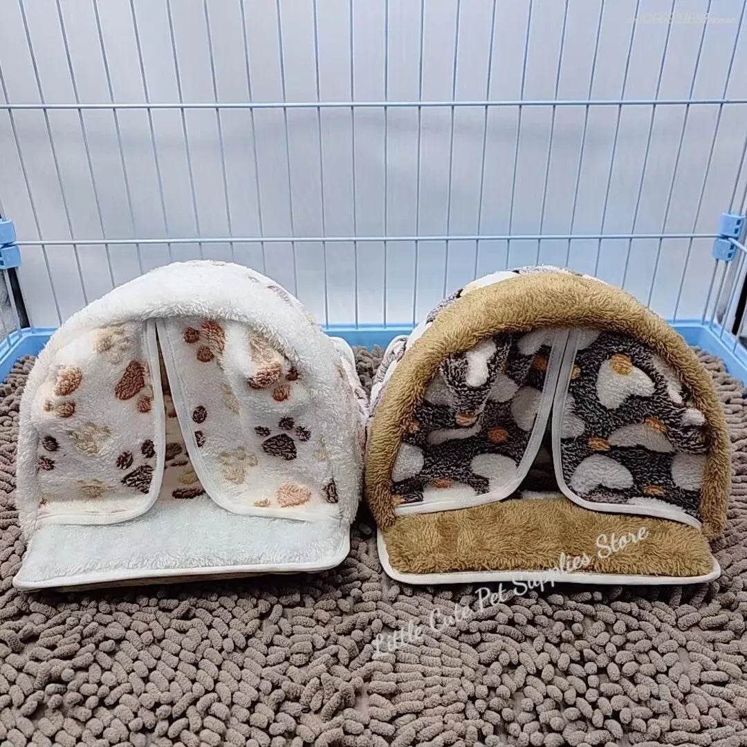 Dos hamacas peludas para mascotas beige y marrón exhibidas sobre una superficie gris texturizada.