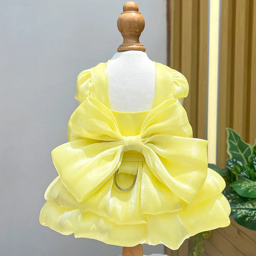 Gelbes, einfarbiges Hundekleid auf einem Mannequin.