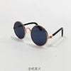 Goldrandige schwarze Sonnenbrille mit dunkelblauen Linsen