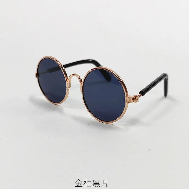 Goldrandige schwarze Sonnenbrille mit dunkelblauen Linsen