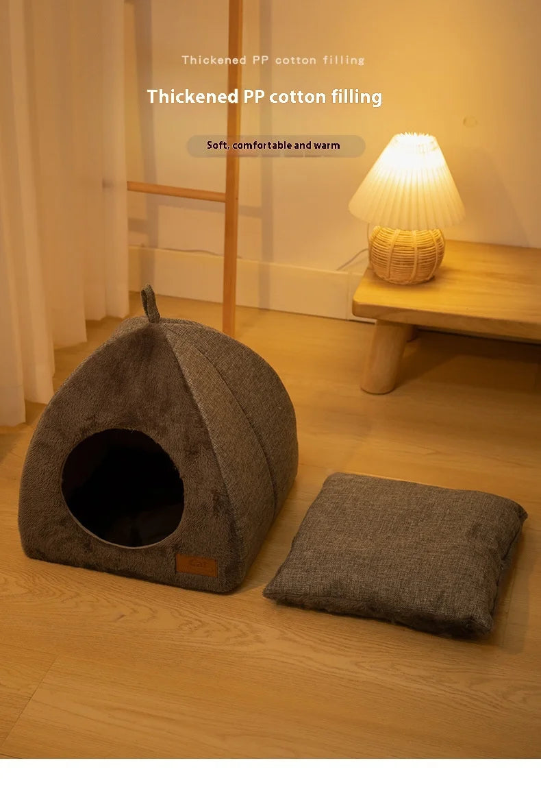 Nid pour chat en coton PP gris et épaissi, posé sur un plancher en bois à côté d'une lampe.