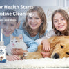 عائلة شابة مع كلب وقطة، تعرض قطرات أذن Petclear للحيوانات الأليفة.