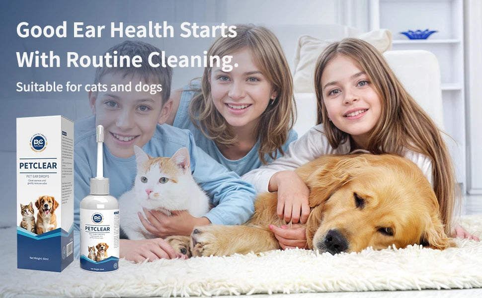 عائلة شابة مع كلب وقطة، تعرض قطرات أذن Petclear للحيوانات الأليفة.