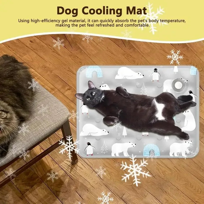 Un chat noir allongé sur un tapis de refroidissement en silicone décoré de flocons et de silhouettes d'animaux.