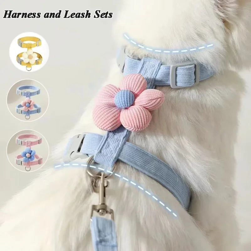 Rosa Blumen-Mesh-Halsband und Leine-Set, getragen von einem weißen, flauschigen Hund.