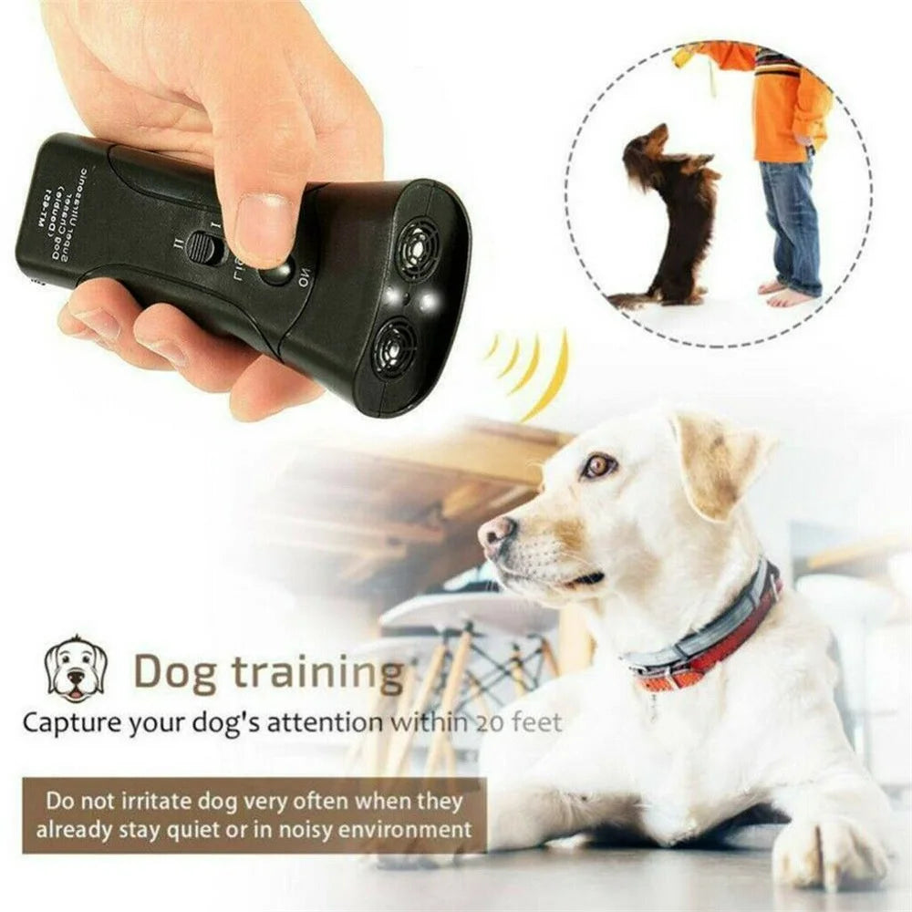 Una mano sostiene un dispositivo disuasorio de bark ultrasónico y láser, demostrando su uso para el entrenamiento de perros.