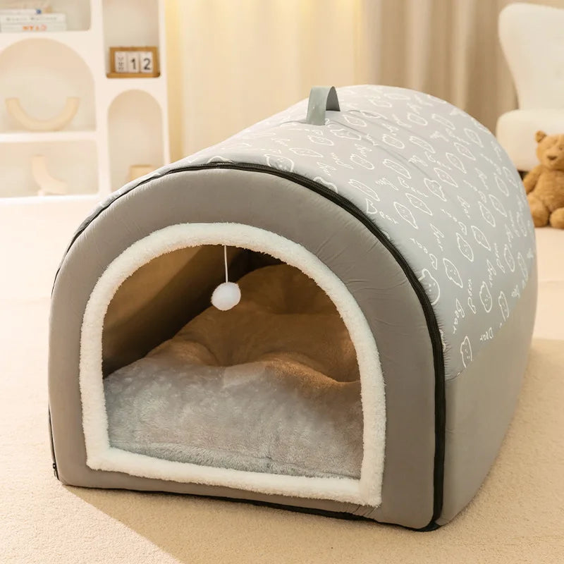 Nid pour chien hivernal gris et blanc en forme de dôme avec entrée arquée.