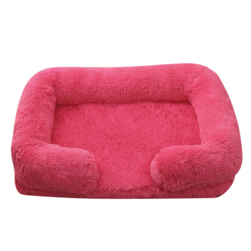 Ein großes, rosa Plüschhundbett mit abnehmbarem, waschbarem Überzug.
