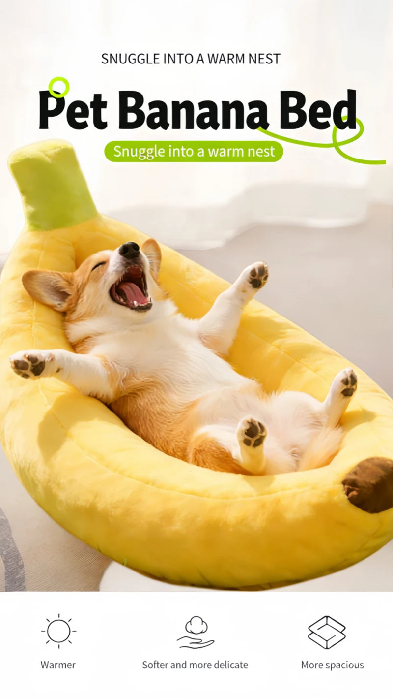 Un chien heureux se repose dans un lit de peluche en forme de banane jaune.